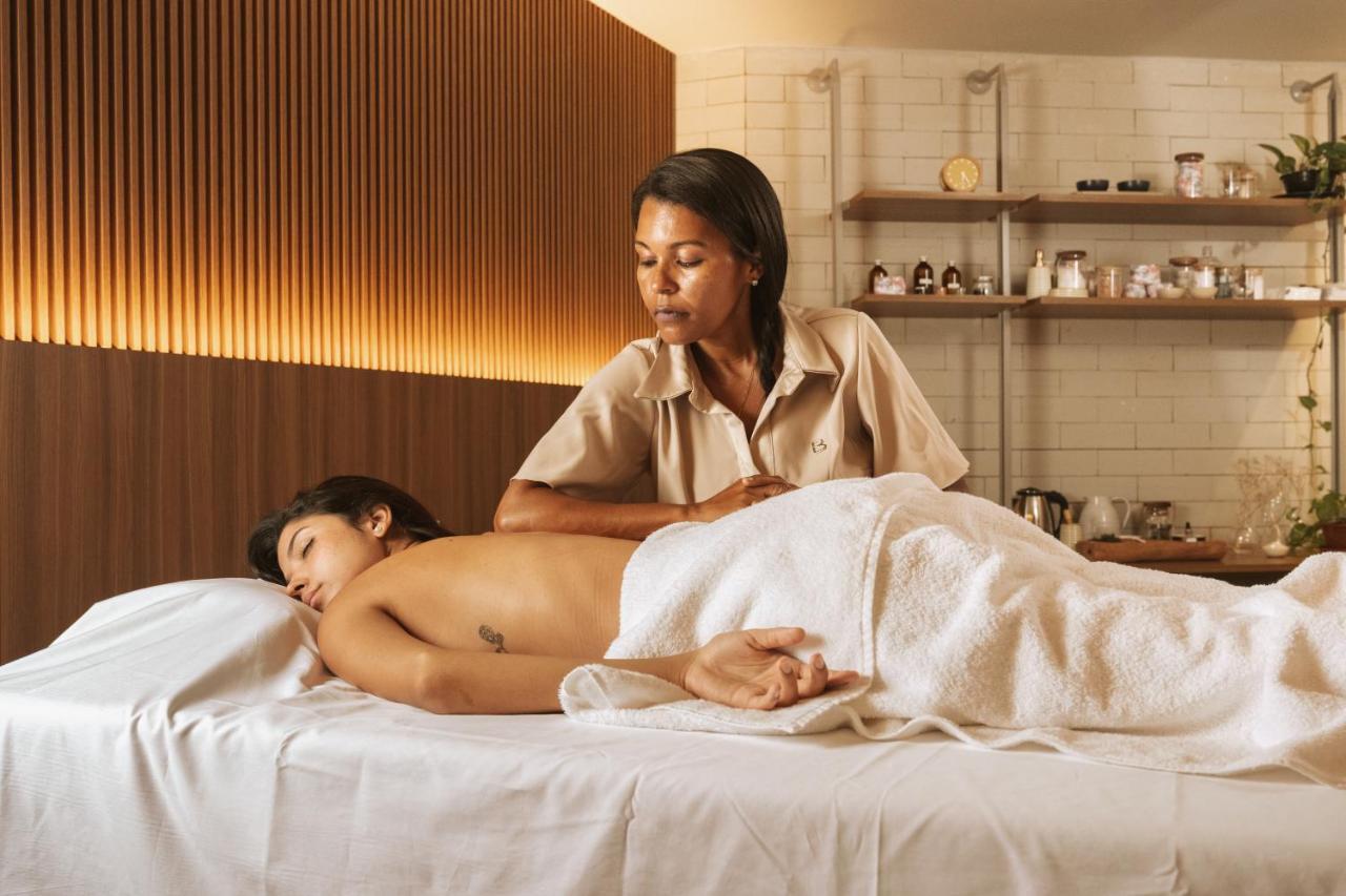 Ba'Ra Hotel João Pessoa Εξωτερικό φωτογραφία A massage therapist treating a patient