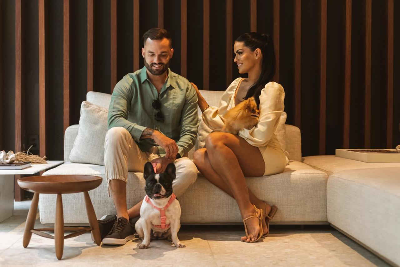 Ba'Ra Hotel João Pessoa Εξωτερικό φωτογραφία A couple with their dogs